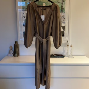 Långklänning  - Väldigt fin klänning, aldrig använd pga fel storlek, lappen finns kvar på.