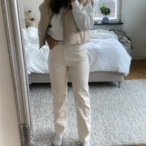 Pu-Byxa - Skit snygga pu-byxor från Gina tricot, säljer dom pga att dom är för stora💕 Använda 1 gång