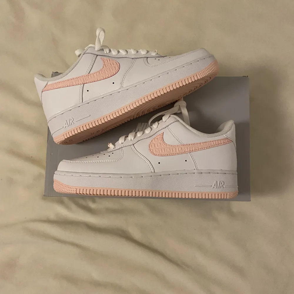 Hej! Jag säljer några helt nya par Air force 1 (W) Valentines day i storlekarna 38,5, 39, 40 och 40,5 för 1750kr st ink frakt! 💕🚚 Fraktar samma eller dagen efter betalning💵 Bara att höra av dig vid frågor😊. Skor.