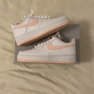 Air Force 1 (W) Valentines Day - Hej! Jag säljer några helt nya par Air force 1 (W) Valentines day i storlekarna 38,5, 39, 40 och 40,5 för 1750kr st ink frakt! 💕🚚 Fraktar samma eller dagen efter betalning💵 Bara att höra av dig vid frågor😊