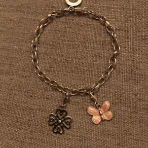 Thomas Sabo charm-armband  - Säljer mitt Thomas Sabo Charm armband med 2 berlocker.  Köpare betalar frakt 