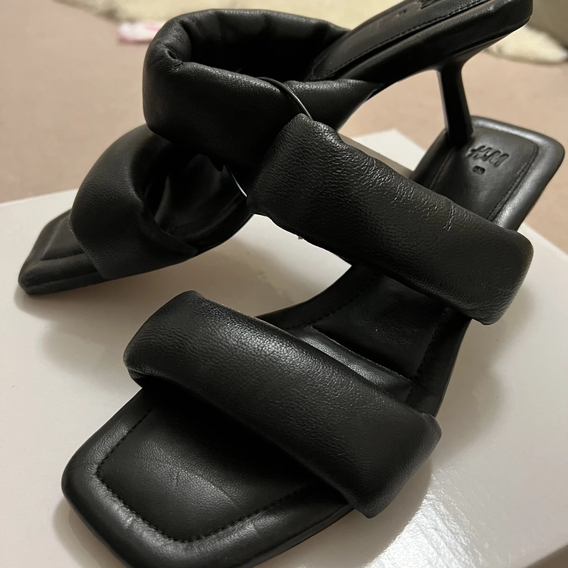 Svarta läder klackskor