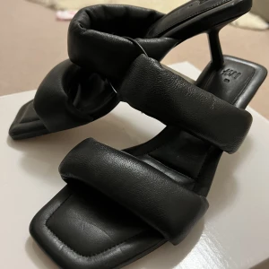 Svarta läder klackskor - Köpa på H&M för 599:-, läder material. Klacken är ganska låg, aldrig använda endast testade. 