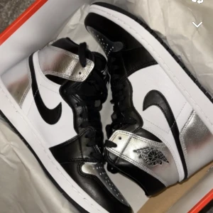 Jordan 1 retro high silver toe - Tjena säljer mina jorden 1 retro high silver toe pågrund utan ingen användning mer!
