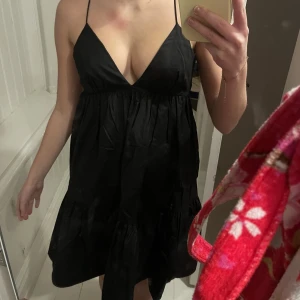 Volang klänning - Söt klänning med volanger från Zara. Inte strykt därmed skrynklorna. Aldrig använd. Jätte fin i ryggen. 