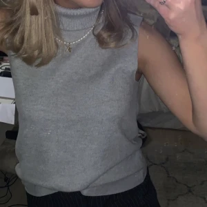 Stickad polotröja från Zara - Stickad polotröja från zara, knappt använd💕passar S-M