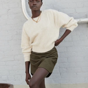 Stickad tröja Zara - Säljer denna stickade tröja från zara då jag inte får användning för den. Den är helt oanvänd och i mycket gott skick. Passformen är normal. Nypris 360kr. Köparen står för frakten. Vid snabb handel sänks priset.