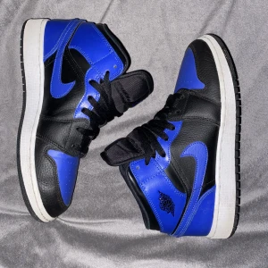 Jordan 1 Mid Hyper Royal - Säljer ett par jordan 1 i färgen ”Hyper Royal”. De är köpa för ett par månader sen på Restocks för 2600kr + några hundra kroners frakt. Säljer för att de lite för små för mig. Skriv om du har frågor!!🌟🌟 (Skokartong finns kvar och crease skydd ingår)