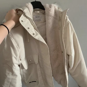 Jacka stl S - Fin och mysig vinterjacka. Fina detaljer med lite större fickor på båda sidorna. Lurvig på insidan där fram och i luvan, luvan har även fuskpäls på sig som går att ta bort.  Skriv om du är intresserad och vill ha fler bilder💕 Köpt för 400-500kr 