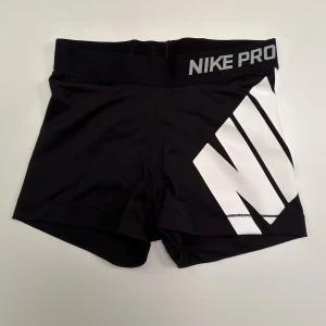 Nike pro hotpants shorts - Säljer dessa nike pro träningsshorts eller hotpants ❤️ använda en gång 