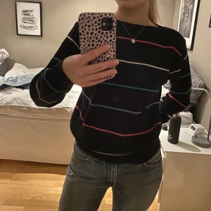 Stickad randig tröja - Fin stickad randig tröja från okänt märke Kommer inte mycket till användning och är nästan som ny🧸skriv för fler bilder