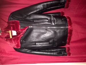 SKINNJACKA EJ ÄKTA  - En fin skinnjacka i nyskick. Storlek M men passar bättre för en som har S.