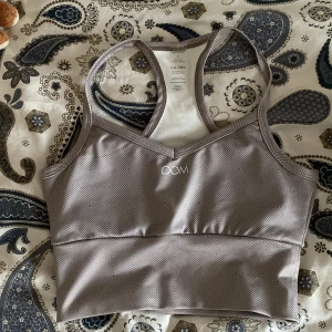 Sport topp  - Sport topp från dom med en fin v ringbing och snygg rygg. Storlek small. Säljer den för 100 kr. 