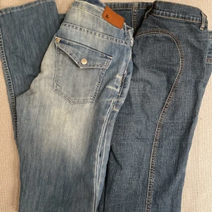 Båda två för 200kr. 2 par mid och low waist jeans! - Nu säljer jag mina low waist jeans då dom inte kommer till användning. De ljusa är från Fit & SQIN. De mörka är från Miss Sixty. Jag skulle tippa på att byxorna är i storlek xs/s. Båda för 200kr då det finns slitningar och defekter, skriv omnivillhabild❤️🫶🏻