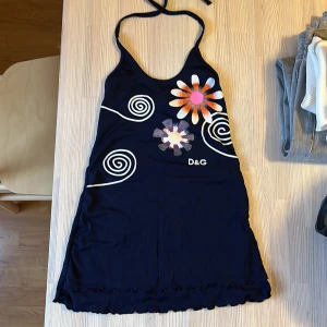 Dolce & Gabbana topp  - Vintage Dolce & Gabbana topp i halterneck modell. Står storlek L men passar mer ca XS - S 