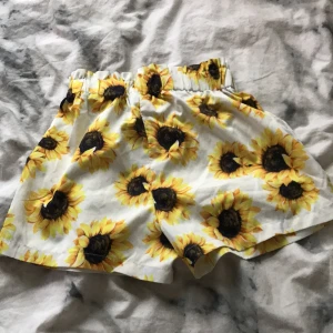 Blommiga shorts 146-152 - Jättefina blommiga shorts som passar till sommaren, dom är i bra skick och köparen står för frakt😊