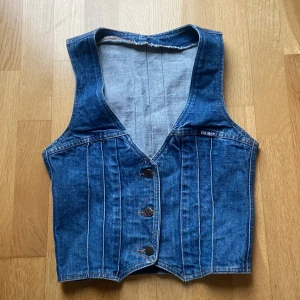 Jeansväst - Skitsnygg jeansväst som tyvärr är lite liten för mig :(( indigofärgad!