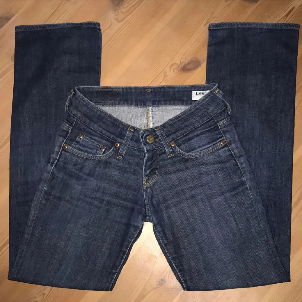 Mörkblå lågmidjade lee jeans. I fint skick🥰. Jeans & Byxor.