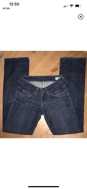 Lågmidjade lee jeans - Mörkblå lågmidjade lee jeans. I fint skick🥰