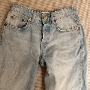 Mid Rise jeans Zara! - Nu säljer jag mina ljusblåa Mid Rise från Zara. De är i storlek 34💕priset går att diskutera💕💫 Köparen står för frakten👌