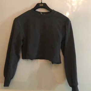 Grå långärmad  - Jag säljer denna gråa långärmade tröja då den inte kommer till användning av mig. Den är från hm, divided.❤️