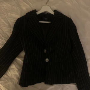 så fin randig kavaj - SÅ FIN randig vintage kavaj från h&m, älskar denna med ränder som inte är helt ifyllda, stora knappar och en passform som är helt magisk! den är tyvärr för liten för mig och behöver därför sälja den nu💔❤️‍🩹