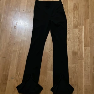 Byxor  - Tighta fina byxor med slits där nere 