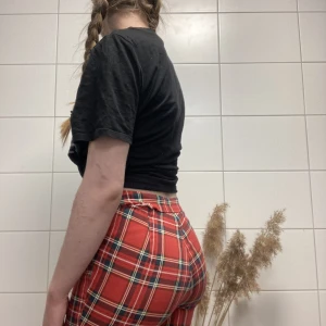 Plaid byxor - Ett var snygga plaidbyxor med skön passform. Den har detaljer i form utav två dragkedjor och metallringar (se bild). Storlek XS från New yorker. Väldigt fint skick.