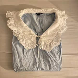 Monki - Klänning  - En väldigt fin och gullig klänning från monki, storlek XL. Köparen står själv för frakten! 