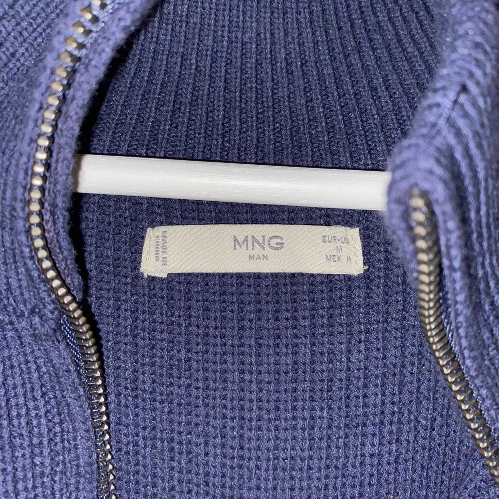 Säljer denna sparsamt använda Mango zip tröjan!🤩. Storlek S/M. Tröjor & Koftor.