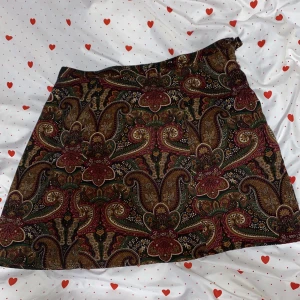 ”hippie” kjol med mönster  - 43.5cm lång kjol med paisley mönster. 40cm bred vid midjan. storlek L.  säljer eftersom den inte är min stil