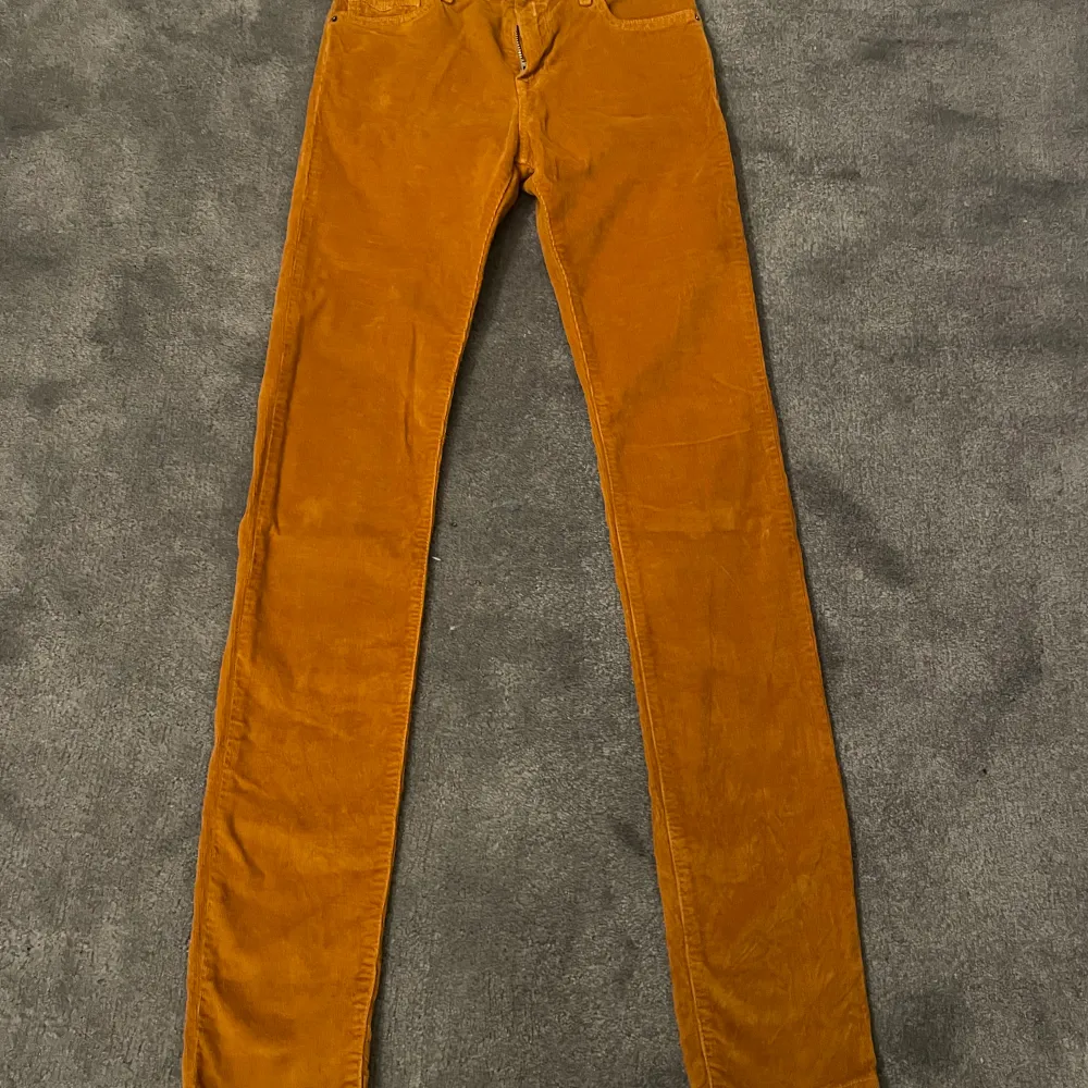 Ett par oranga skinny jeans. Jeansen har aldrig blivigt använda. . Jeans & Byxor.