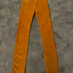 Ett par oranga skinny jeans. Jeansen har aldrig blivigt använda. 