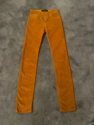 Jeans - Ett par oranga skinny jeans. Jeansen har aldrig blivigt använda. 