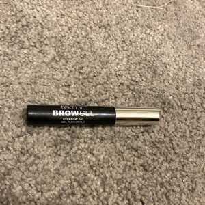 Svart Brow Gel - Helt ny brow gel har inte använt  Den är Svart o passar bäst till mörkhårigaa 