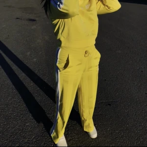 Nike set - Gult Nike set.  Super snyggt set jag gärna hade behållt men säljer nu pga att det inte passar mig i storleken längre.  Top storlek: M Byxa storlek: XS 