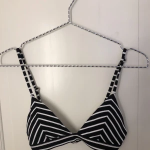 Bikiniöverdel H&M - Randig bikiniöverdel från H&M, endast testad.☺️