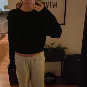 stickad svart tröja med volang - Stickad tröja med volang på sidorna från only! Säljer för att jag aldrig använt den! Frakten ingår i priset! 💗