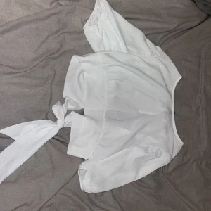 Top med öppen rygg - Superfin Top från H&M med öppen rygg. Köpt för längesen men aldrig använd bara testat den. Storlek: M