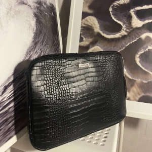 Datorfodral i läder - Computerbag, never used :) Too big for my computer, but perfect for yours 🫶≈ 30x40cm Orginalpris 299 
