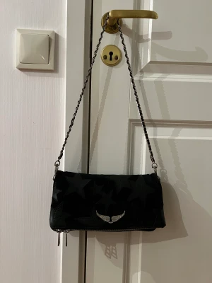 Zadig & voltaire väska - En zadig & voltaire väska i fint sick. Den säljs inte längre så är väldigt unik. Båda banden finns till väskan. Frakt tillkommer, skriv för fler bilder eller frågor💕