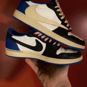 Nike air Travis scott reversed - Scott jorands, enbart använda fåtal gånger, strlk 42.  Box, tags, stock X tags & 5 skosnören medföljer 