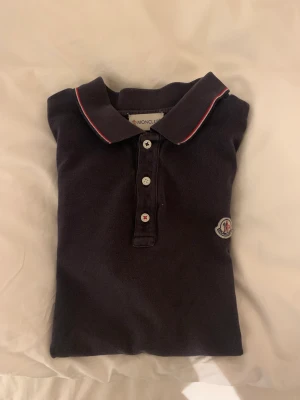 Långärmad moncler piké - MAGLIA POLO MANICA LUNGA LONG SLEEVED POLO SHIRT GREY