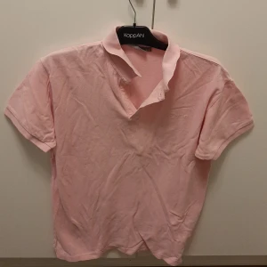 Rosa T-shirt - Ursäkta skrynkligheten. Många av kläderna har legat långt in i garderoben utan andvändning på ett bra tag, så säljer dem nu. Här är en snygg t-shirt att ha på fester