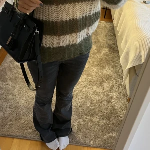 Diesel jeans - Säljer min jättesnygga mörkgrå jeans från Diesel!! ☺️Så sköna och snygga och är långa på mig som är 170😍 Köpte för 1800kr och säljer för 850kr, lite slitna längst ner på benen men sparsamt använda💕