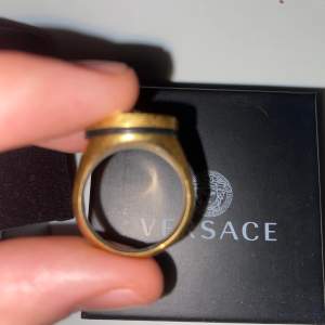 Versace ring guld, oanvänd 