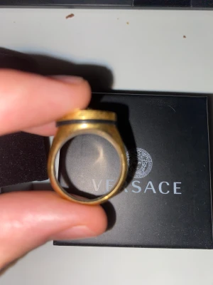 Versace ring - Versace ring guld, oanvänd 