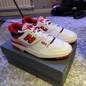 New Balance 550 - New Balance 550 ”white red” Säljer pga att dem var för stora. Skick är 10/10 helt oanvända. Box och kvitto finns.