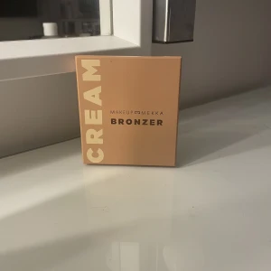 Cream bronzer - Ny cream bronzer från makeupmekka i färgen Warm Breeze ser likadan ut som milk bronzer stick i färgen baked Frakt:30