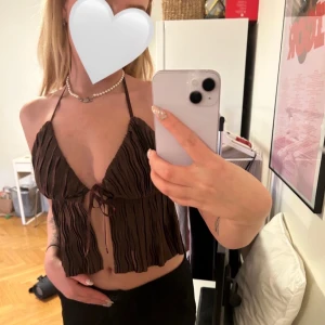 Supergullig topp - Säljer denna supergulliga bruna topp som man knyter fram till, använd fåtal gånger 🤎  Skriv vid eventuella frågor 🤍 priset är diskuterbart